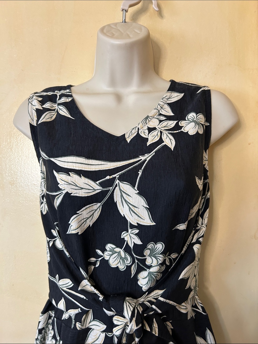 Tommy Bahama Black and White Floral Sleeveless Maxi Dress with Tie Waist size 10 - Picture 3 of 12